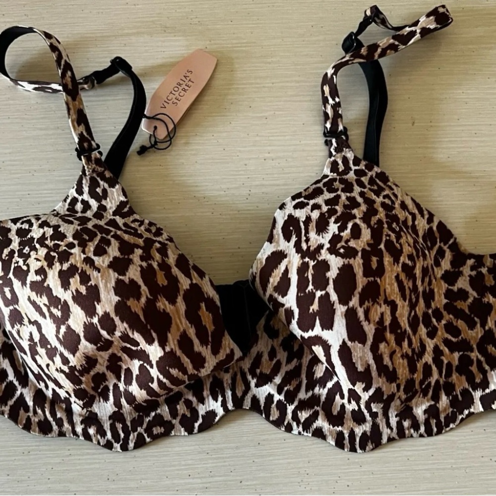 NEW Victoria’s Secret Scalloped edges, Scuba-like material, underwire, 34B